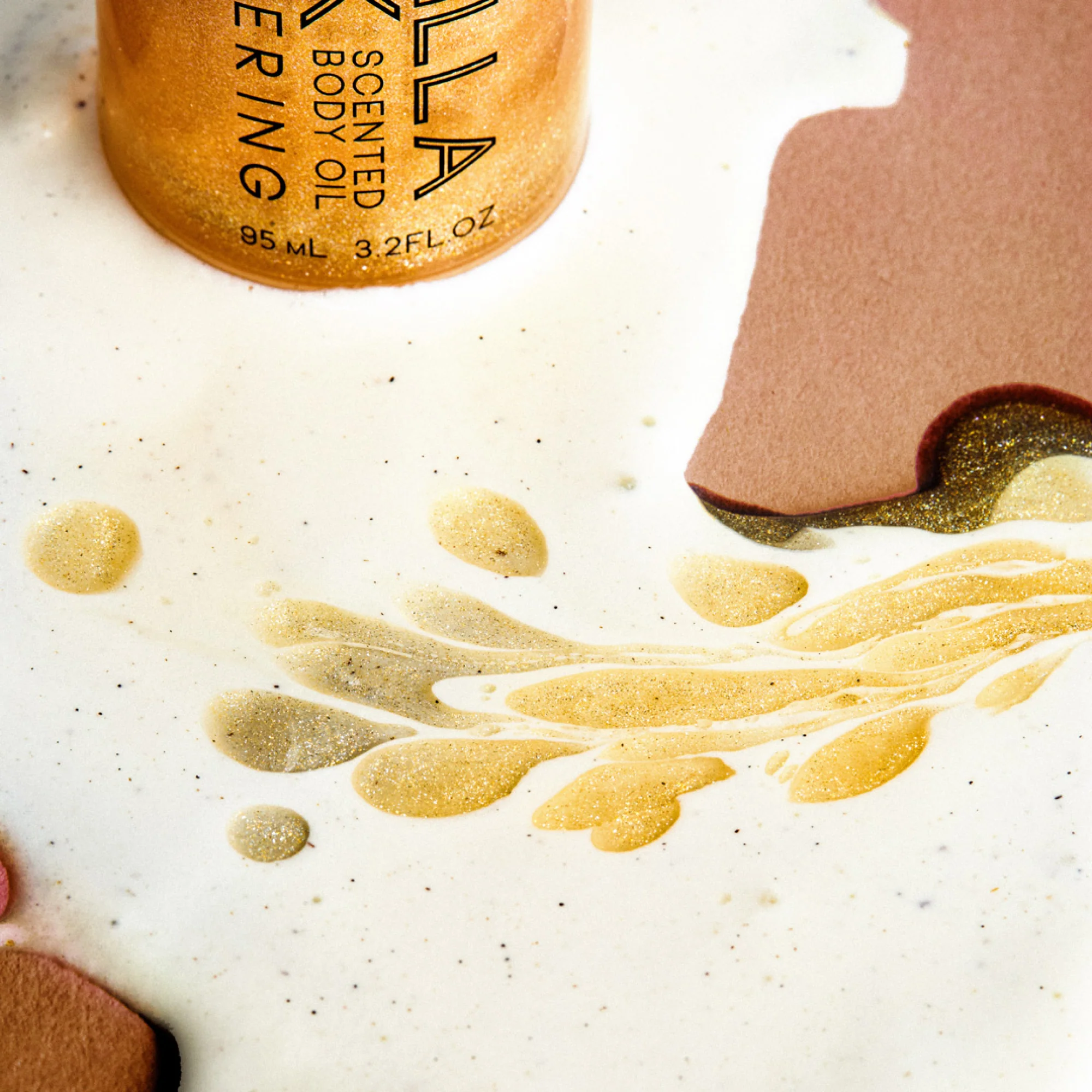 VANILLA MILK SHIMMERING SCENTED BODY OIL - Image 4
