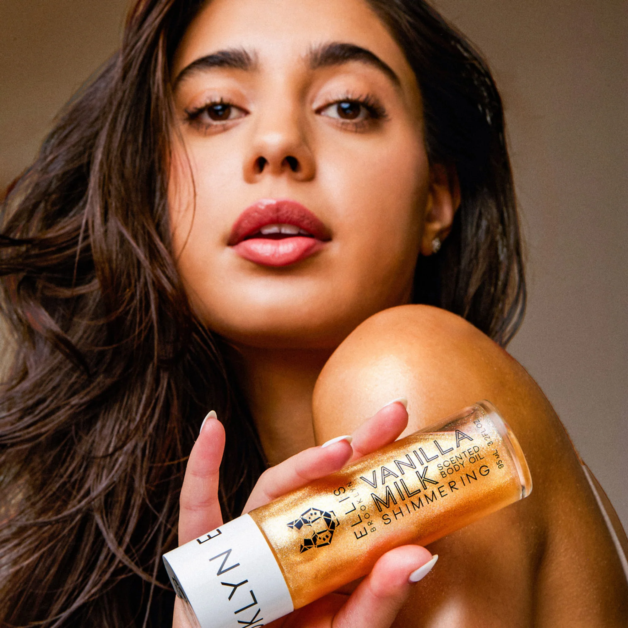 VANILLA MILK SHIMMERING SCENTED BODY OIL - Image 3